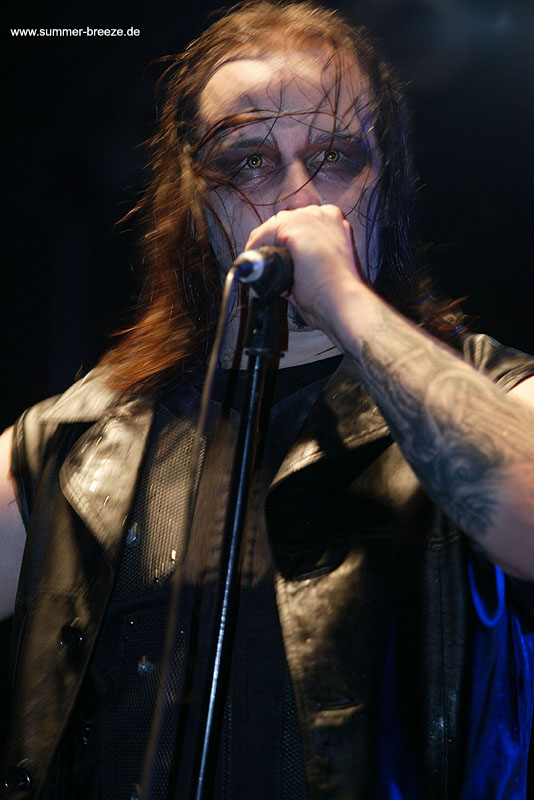 Bild eines Mitglieds der Band The Kovenant beim Live Auftritt auf dem SUMMER BREEZE 2003.